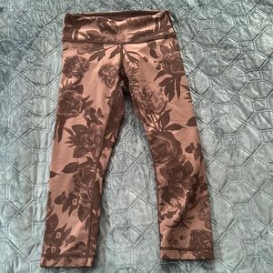 Lululemon Black and Gray Floral Leggings See Measurements for Sizing 1112